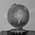 Stolní lampa Globus na kovovém podstavci, 25 cm, stříbrná